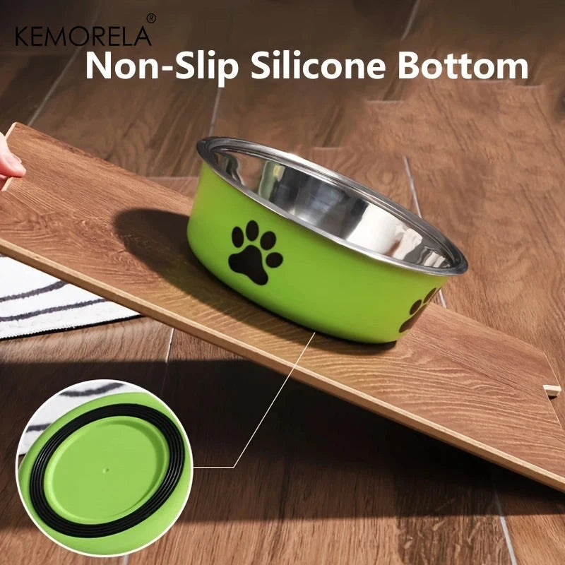 Green pet bowl with non-slip silicone bottom on a wooden surface, featuring KEMORELA branding.